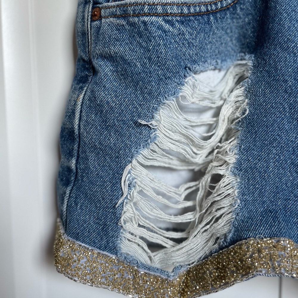 Embellished jean shorts from Levi’s. - Picture 6 of 6
